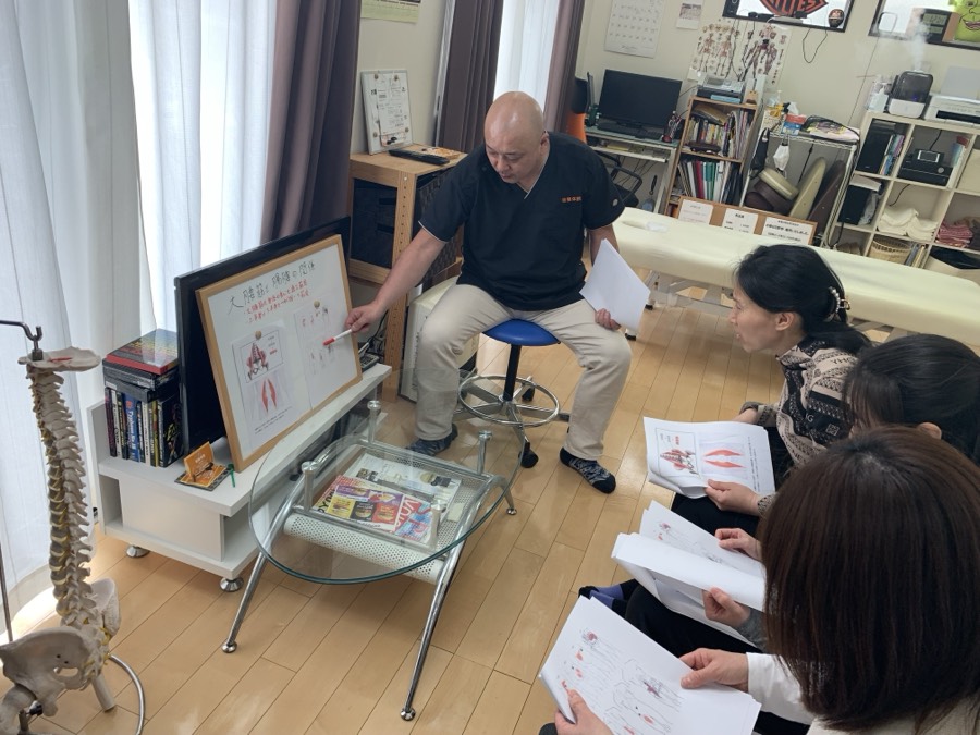 名古屋市守山区のボディケアスクールの授業風景（モニターと資料を使った座学の解説）