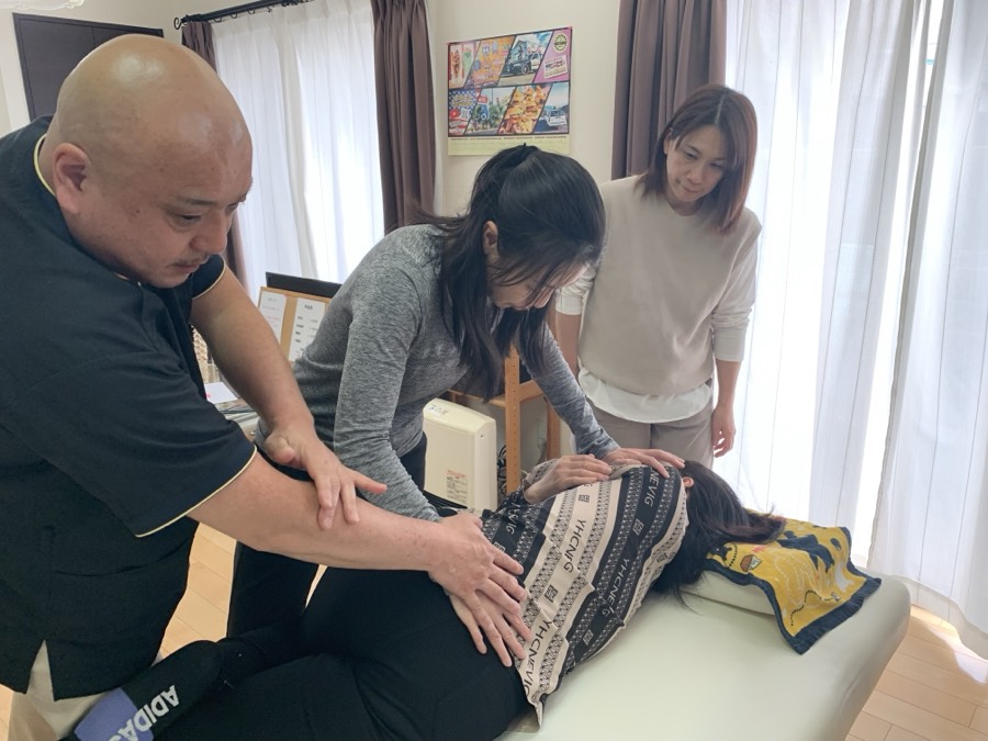 ボディケアスクールの実技指導（腰の手技を現役院長が直接指導）