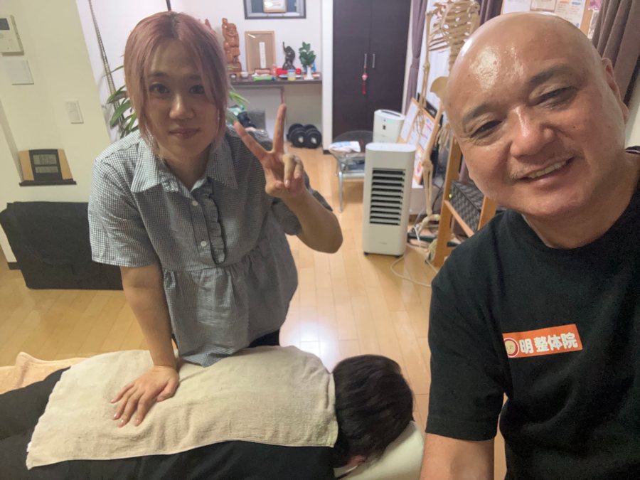 ボディケアスクールの実技練習（受講生と院長の記念写真）